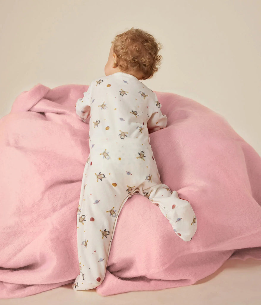 Pyjama aus Velours mit Aufdruck Kleiner Pinguin im Weltraum, Baby