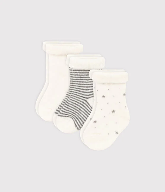 PACK MIT 3 PAAR BABYSOCKEN AUS UNIFARBENEM STRICK UND MIT